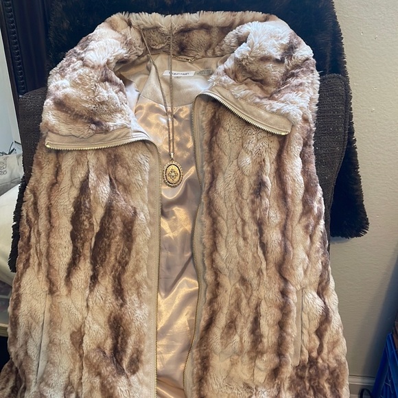 Calvin Klein Faux Fur Vest - Picture 5 of 6